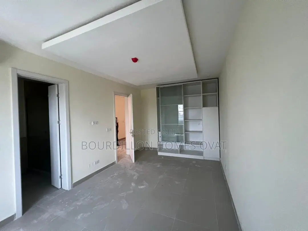 2bdrm Apartment in Lekki Phase 1 for rent