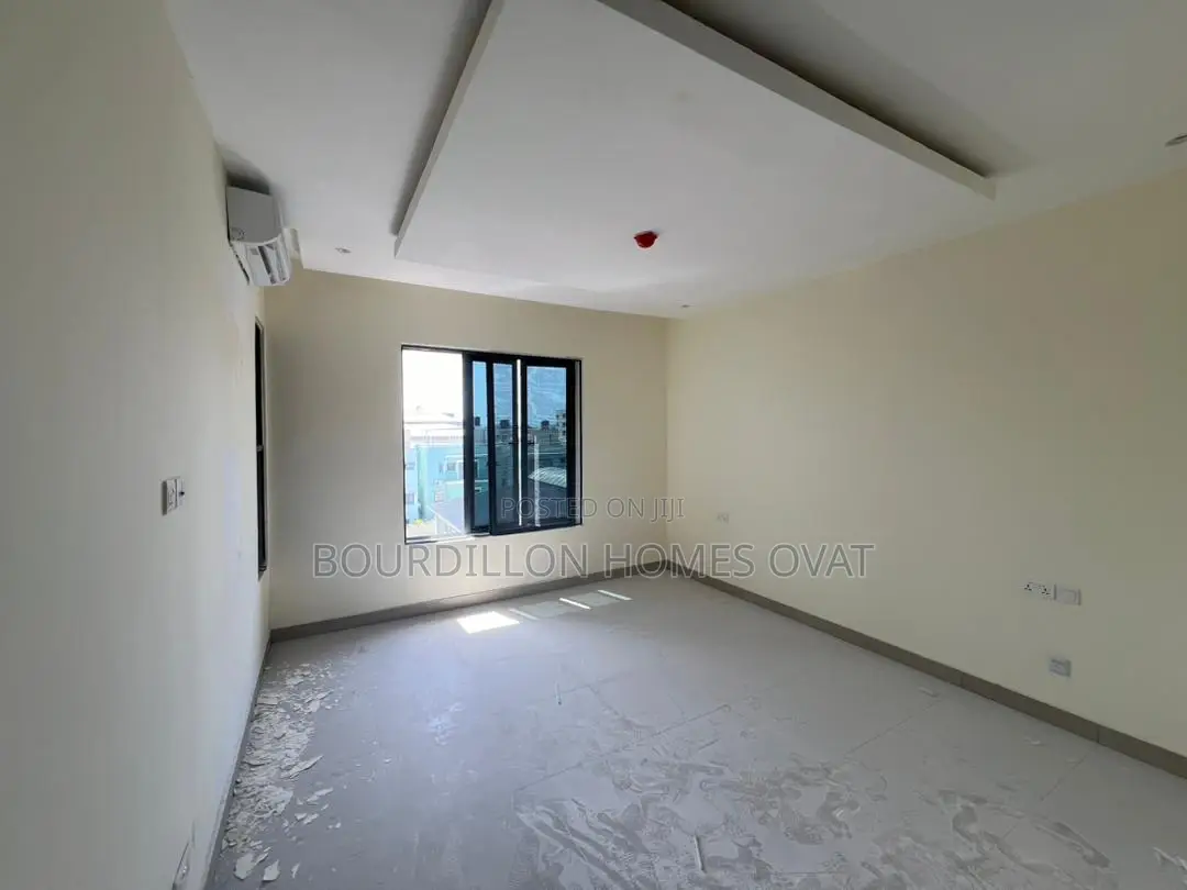 2bdrm Apartment in Lekki Phase 1 for rent