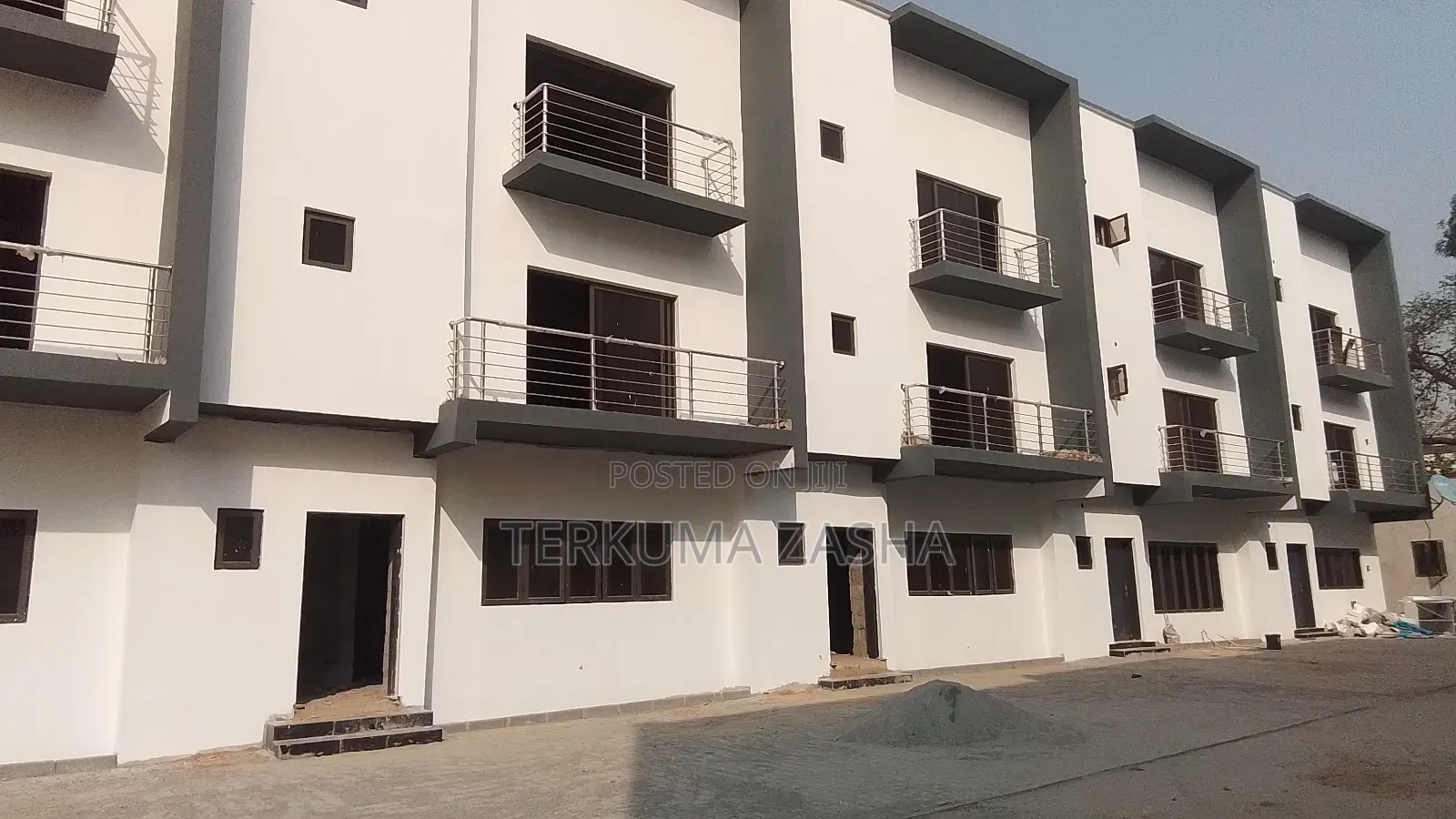 4bdrm Townhouse/Terrace in Lifecamp for sale