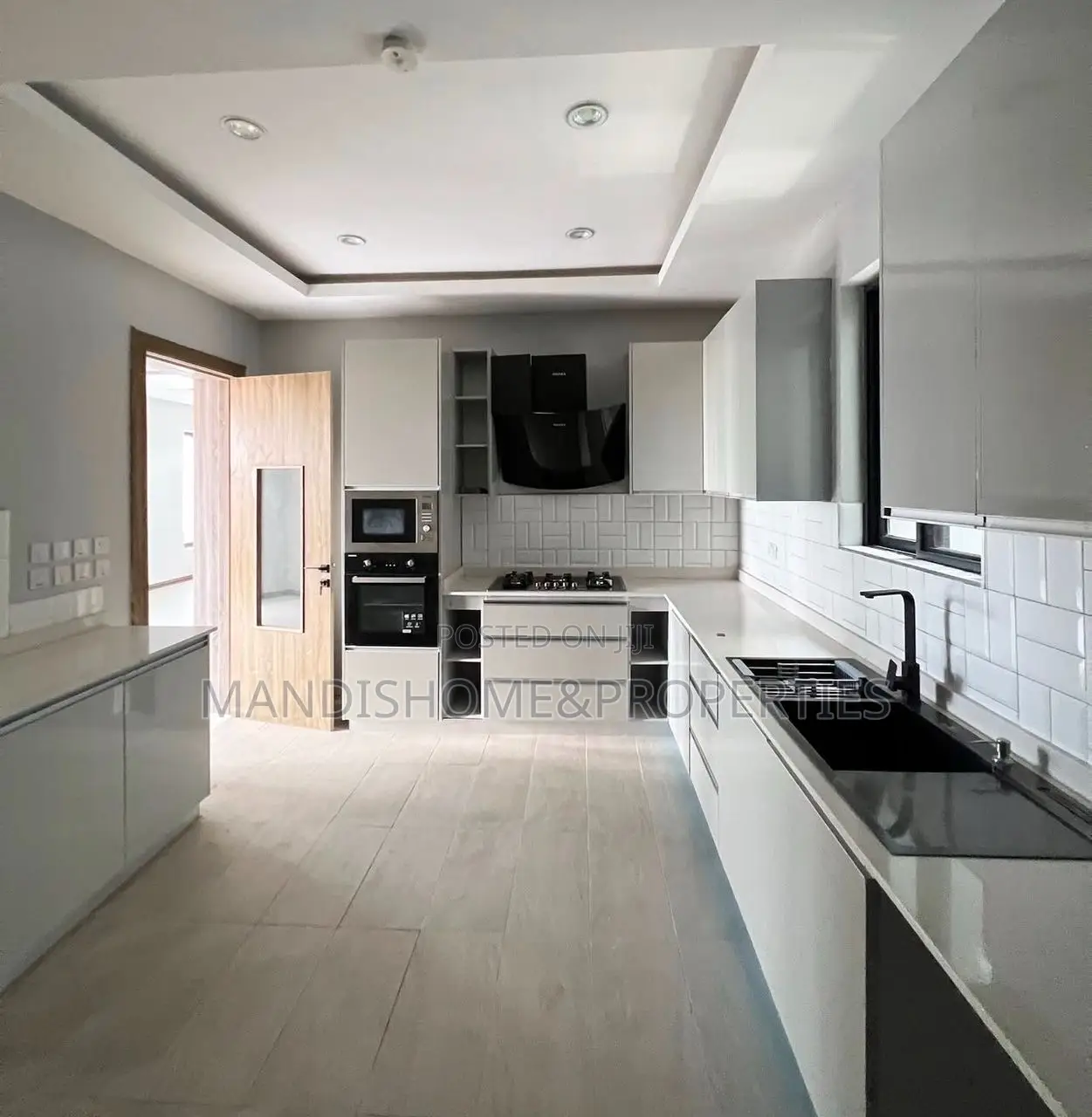 4bdrm Maisonette in Lekki Phase 1 for rent