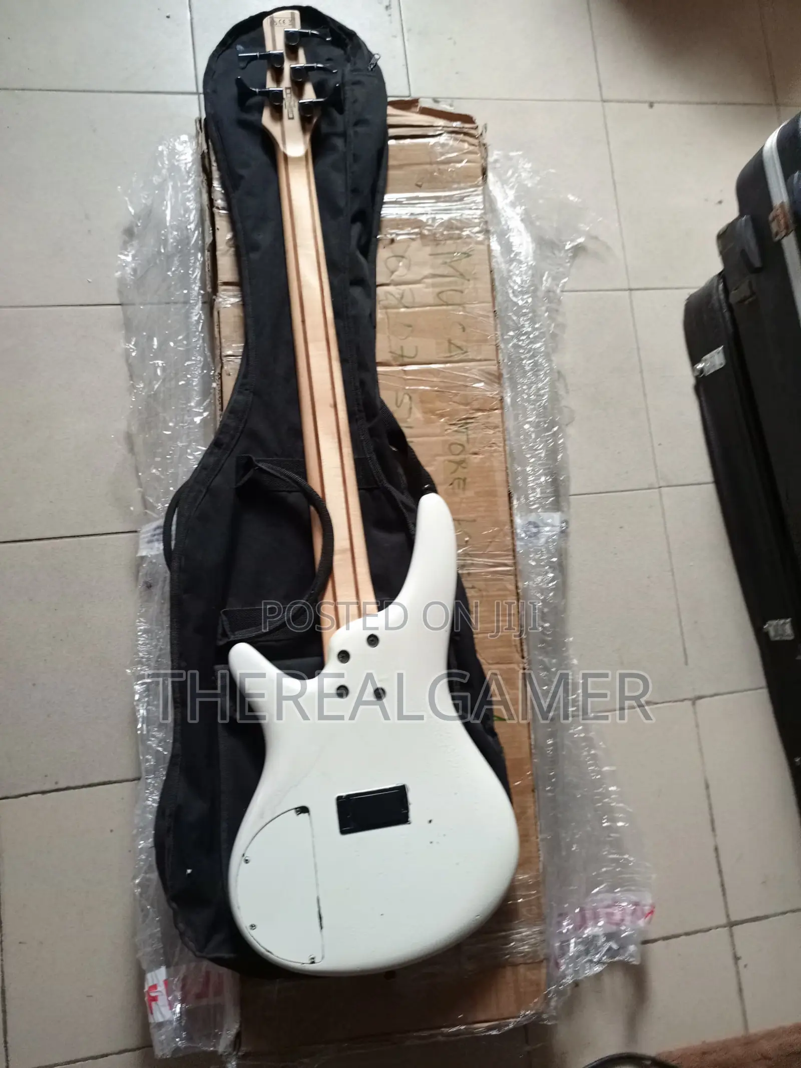 Ibanez Sr305 Active 5 Strings Bass Guitar