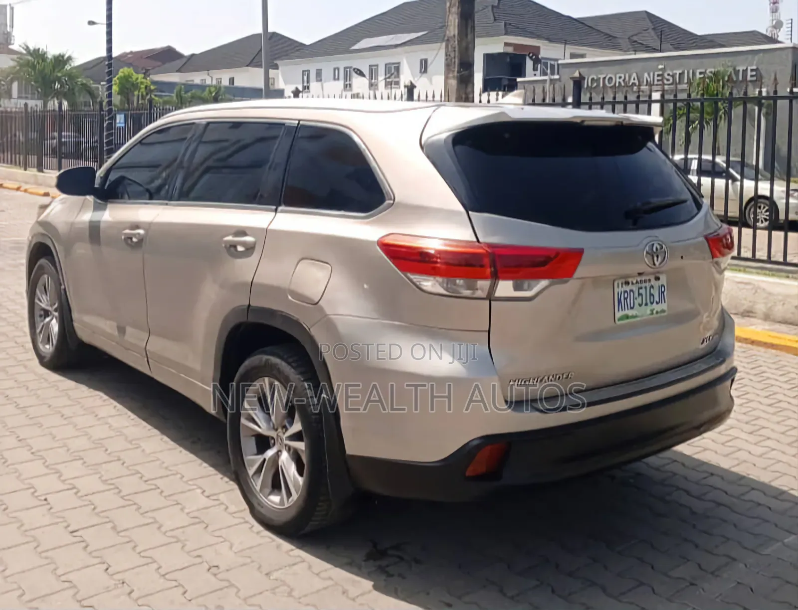 Toyota Highlander XLE V6 4×4 (3.5L 6cyl 6A) 2016 Gold